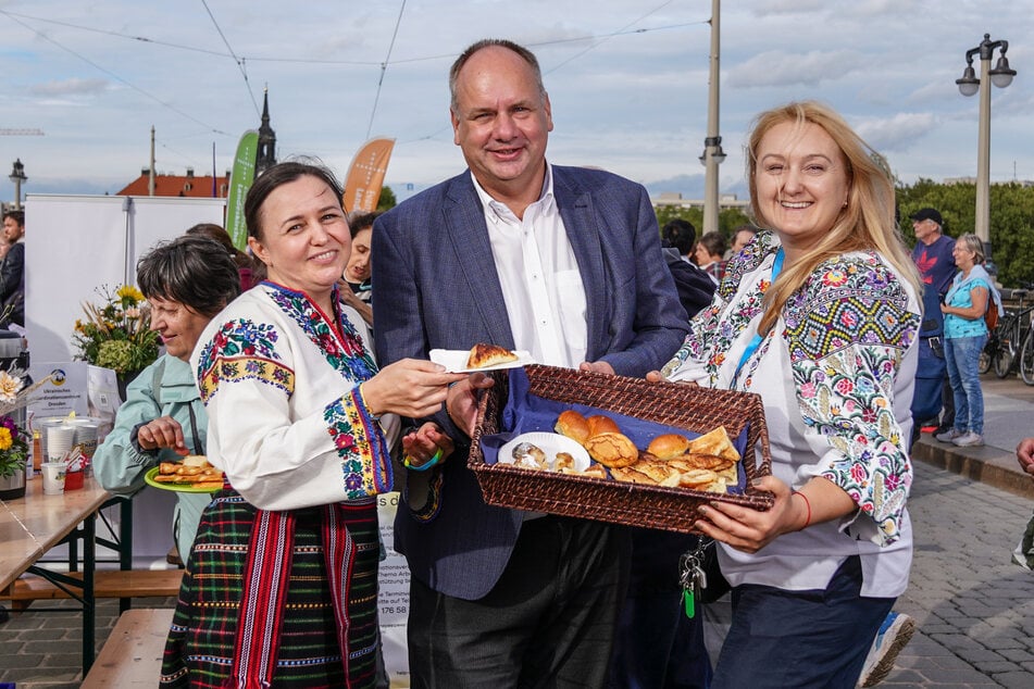 OB Dirk Hilbert ließ sich ukrainische, süße Teigteilchen anbieten.