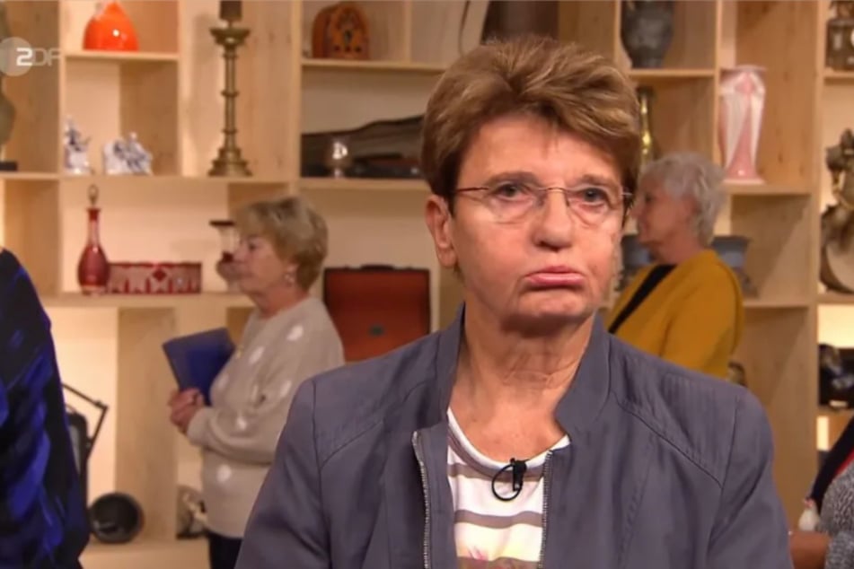 "Bares für Rares"-Verkäuferin Veronika Schulze kann nicht fassen, wie viel ihr Schmuck wert sein soll.