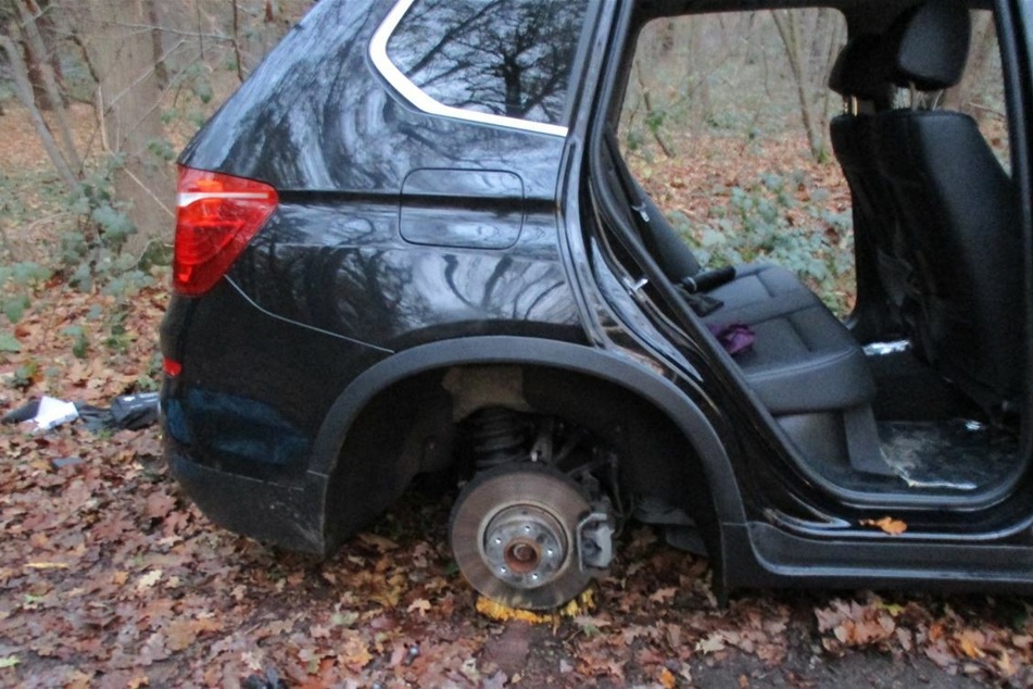Die Diebe ließen die Autos zurück, nachdem sie zahlreiche Teile ausgebaut hatten.