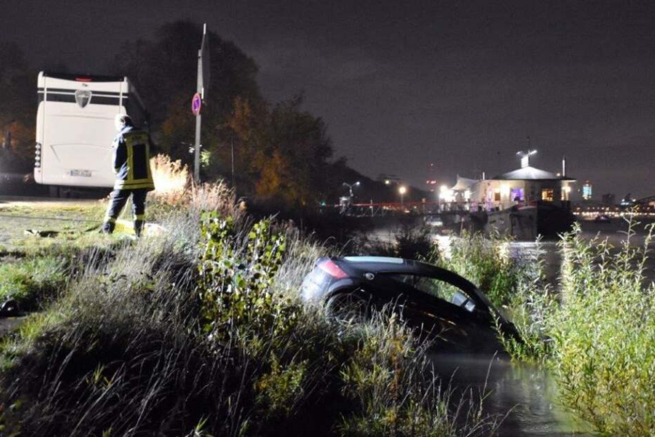 Weil die Handbremse des Autos nicht angezogen war, machte sich der Wagen selbstständig und rollte in den Rhein.