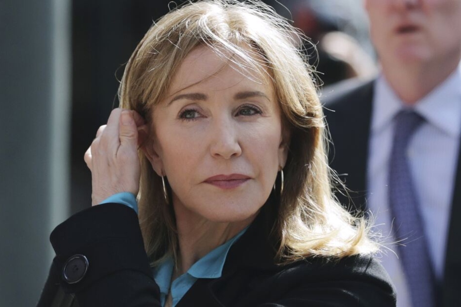 Im Hochschul-Bestechungsskandal ist Schauspielerin Felicity Huffman zu zwei Wochen Gefängnis verurteilt worden.