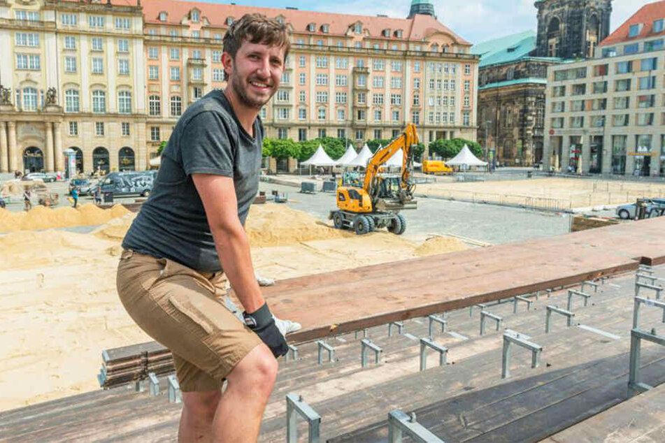 Hans (27) und seine Kollegen hatten am Dienstag alle Hände voll zu tun mit dem Aufbau der 1500-Mann-Tribüne mitten auf dem Altmarkt.
