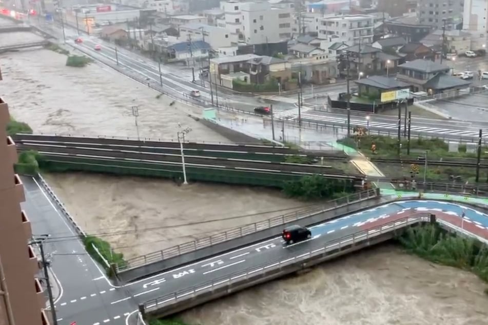 In Fukutsu haben die Regenfälle einen Kanal in einen reißenden Strom verwandelt.