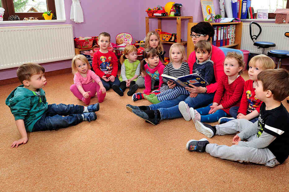 Erzieherin Jana Mitzkus (37) liest Kindern aus der Mäusegruppe vor.