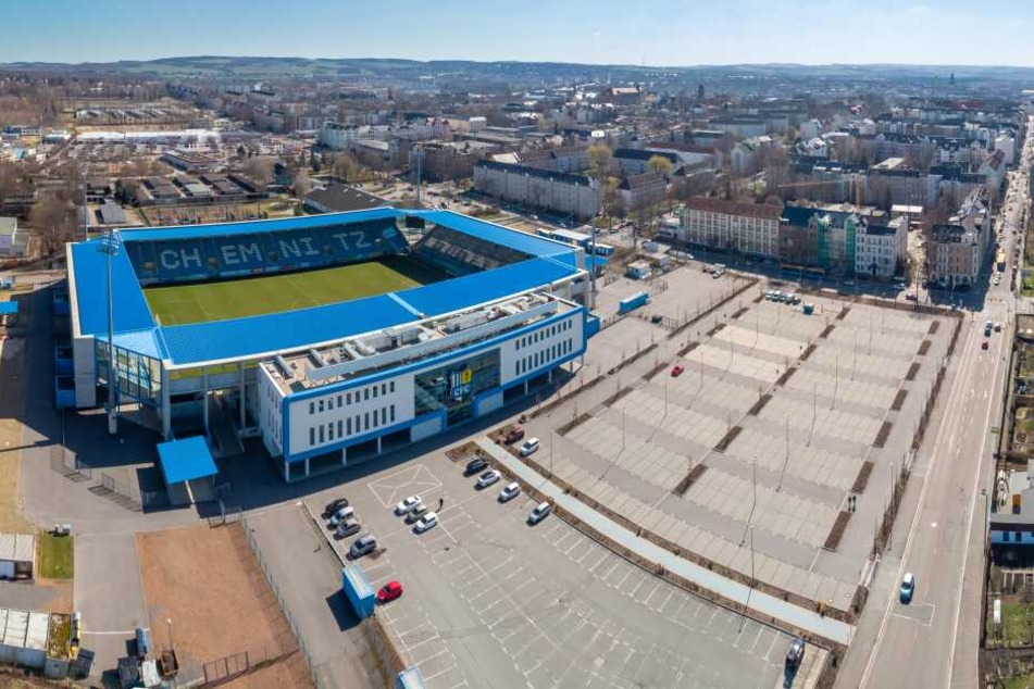 Nach einem Spiel des Chemnitzer FC sind bei einer Schlägerei in der Nähe des Stadions zwei Menschen verletzt worden.