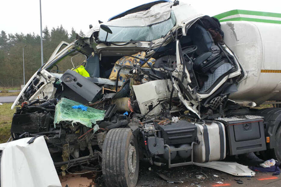 Das Fahrerhaus des Lkw wurde bei dem Unfall völlig zerstört.