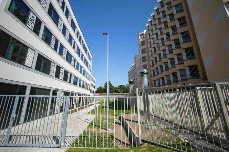 Links zu sehen: Die Sicherungsverwahrung der JVA Tegel.
