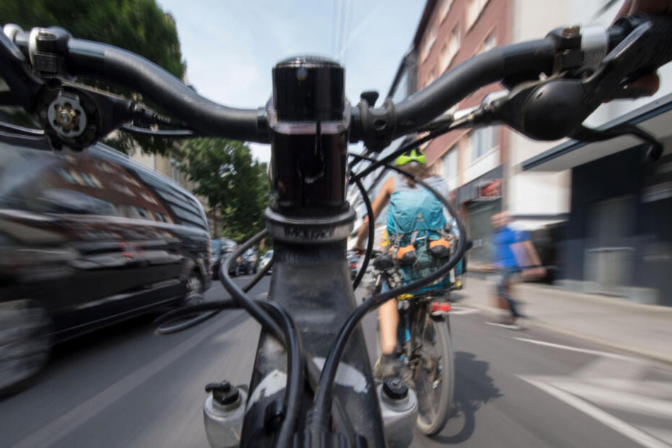 Die 83-Jährige wollte mit ihrem Fahrrad eine Kreuzung überqueren. (Symbolbild)
