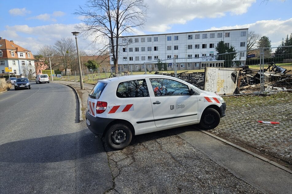 Am Donnerstag sahen sich Rathaus-Kräfte das Ergebnis der Reinigungs-Aktion an. Der Gehweg war wieder begehbar.