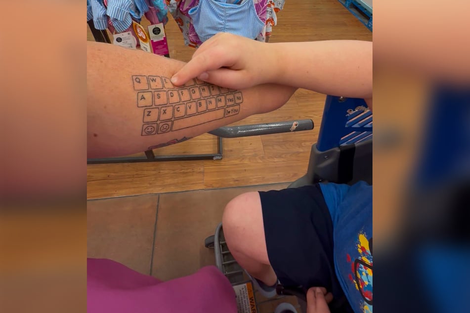 Mithilfe des Tattoos kann sich Hunter in jeglichen Situationen mitteilen.