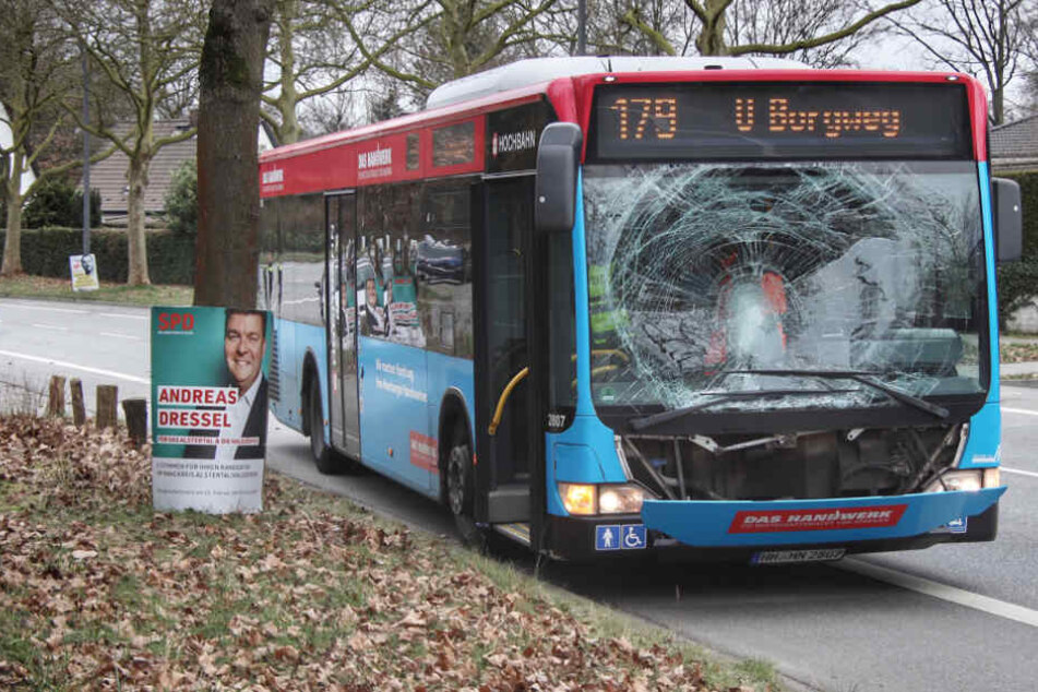Die Frontscheibe des Busses zersplitterte.