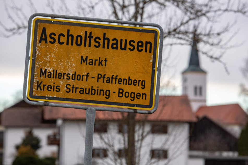 Das Ortsschild des Ortsteils Ascholtshausen. Hier hatte die Polizei in einem Einfamilienhaus den grausigen Fund gemacht.