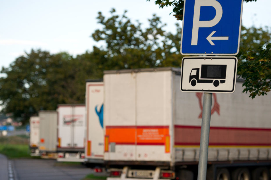 Der Laster-Fahrer stand auf einem Rastplatz und bemerkte, wie Unbekannte Flachbildfernseher in einen Transporter verluden. (Symbolbild)