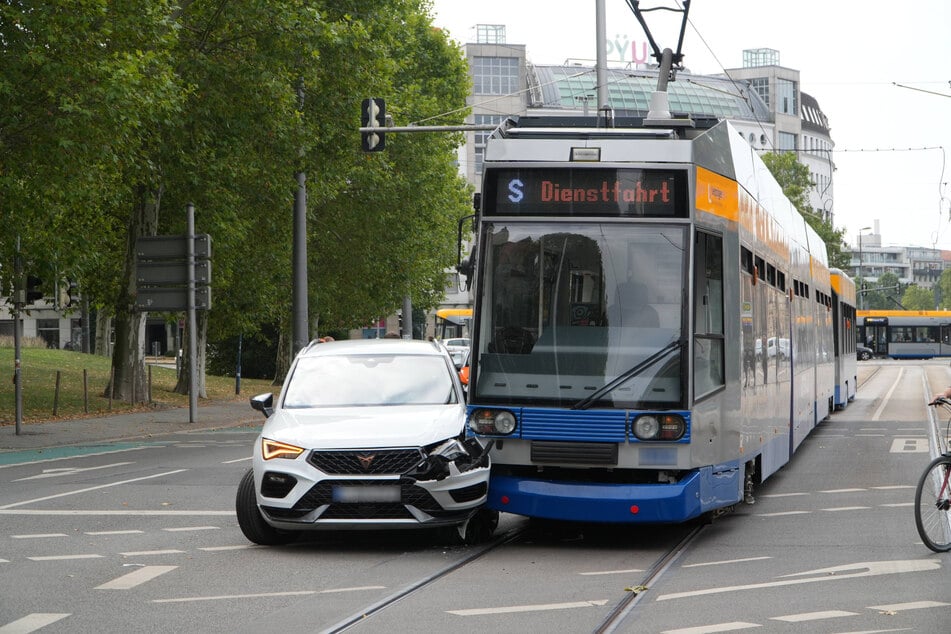 Ein Auto und eine Straßenbahn krachten am Mittwoch auf dem Ring seitlich zusammen.