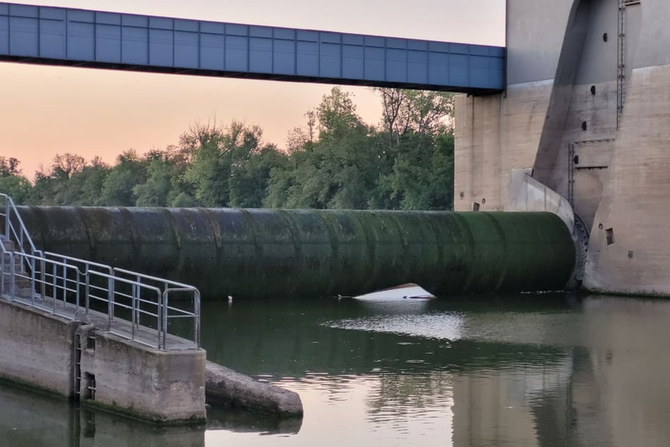 An jener Main-Schleuse in Frankfurt-Griesheim kenterte am Mittwochabend ein Sportboot. (Archivbild)