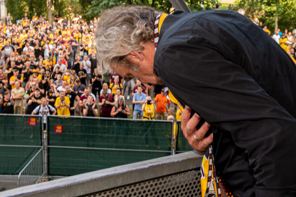 Nach dem letzten Zweitliga-Spiel am 28. Juni verabschiedete sich Sport-Geschäftsführer Ralf Minge von den Fans und genoss deren minutenlange Huldigungen.