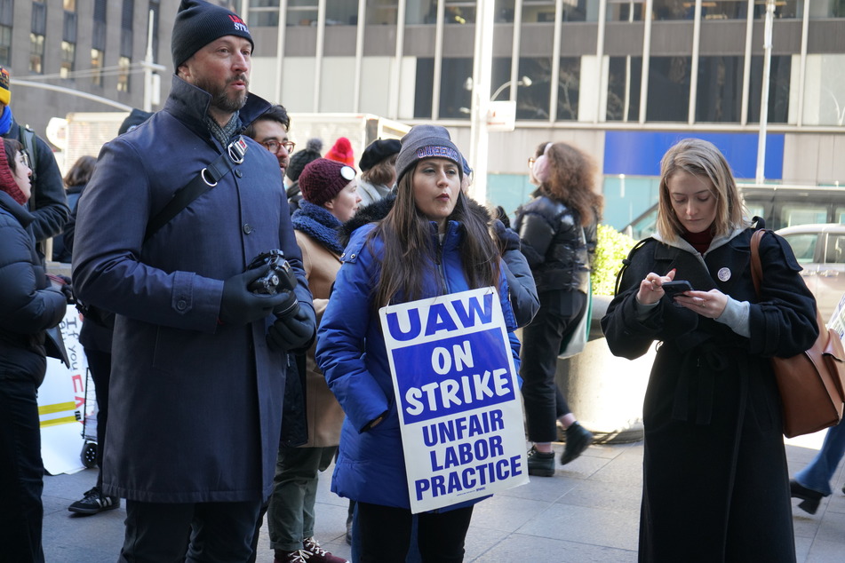 New York state Senator Jessica Ramos (c) was also in attendance.