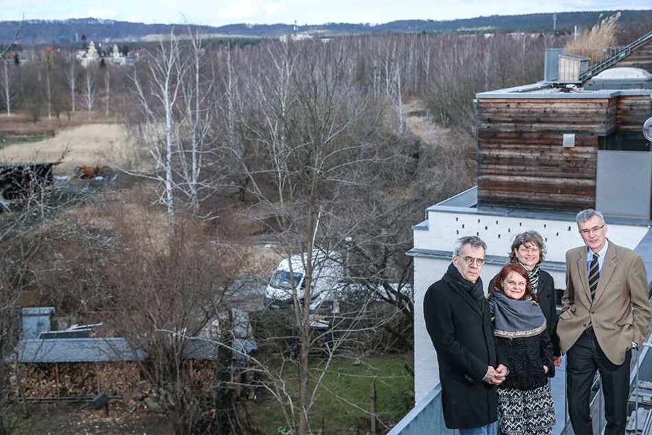 Nur ein kleiner Teil im Westen der Hufewiesen (hinten links) darf bebaut werden. Bauinvestor-Vorstand Sven-Christian Frank (52, v.l.), Grünen-Stadträtin Kati Bischoffberger (49), Anja Osiander (52) vom Hufewiesen-Verein und Thomas Bergander (57).