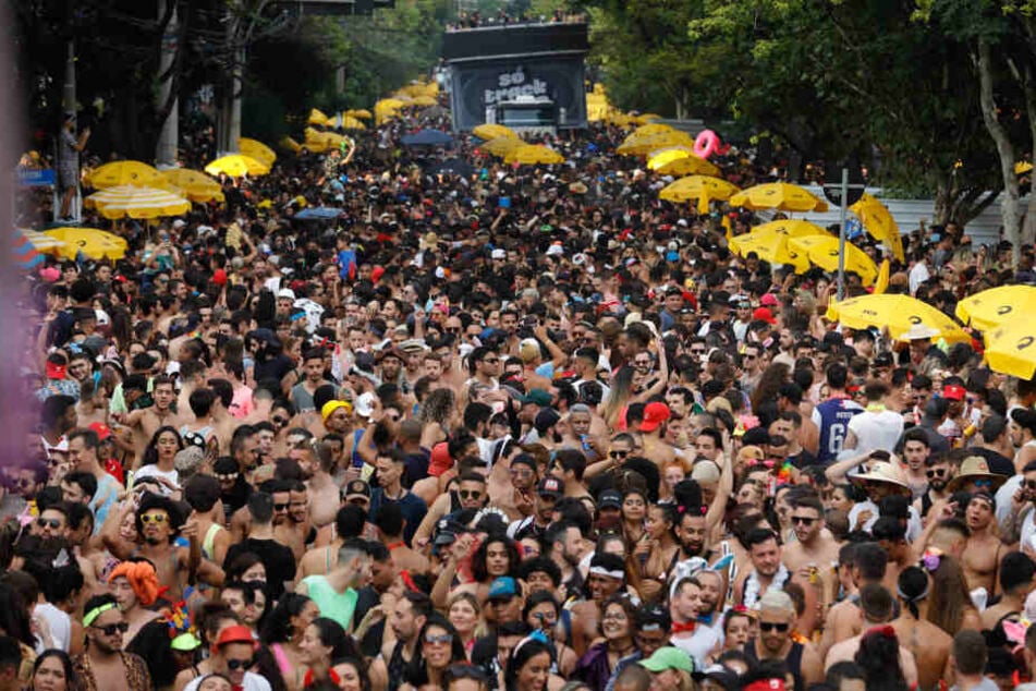 Mehr als 400 Menschen sind am ersten offiziellen Wochenende des Straßenkarnevals von São Paulo festgenommen worden.