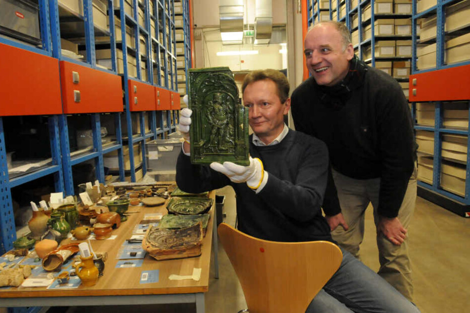 Christoph Heiermann vom Landesamt für Archäologie zeigt die gefundene Keramik
aus dem 14. Jahrhundert.