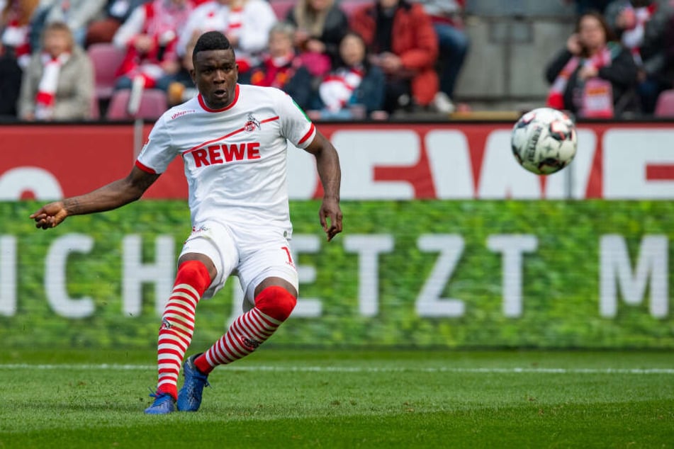 Jhon Cordoba legt den Ball gefühlvoll zum 3:0 ins Netz (46.).