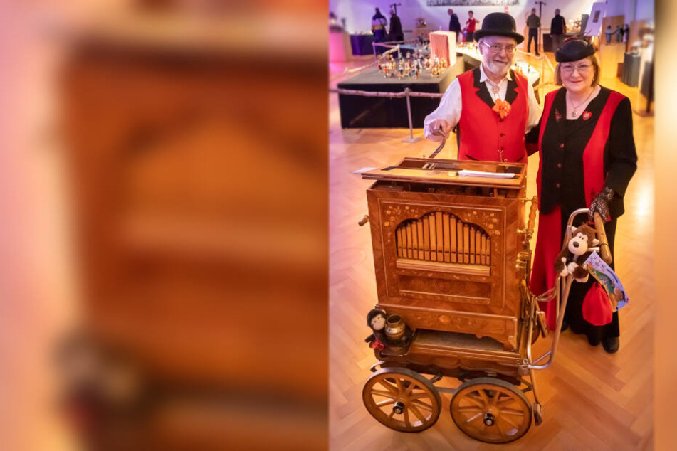 Mit der Sonderausstellung "Volkskunst trifft Volksfest" startet das Jubiläumsjahr. Frank und Karin Reuter aus Zwönitz zeigen ihre historische Drehorgel.