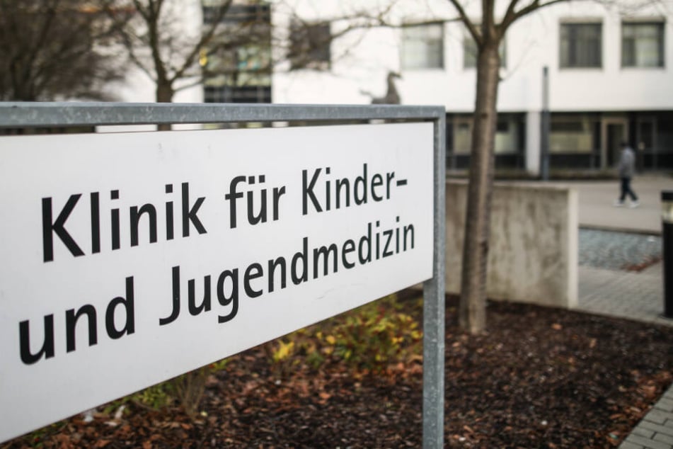 Ein Schild weist auf die Klinik für Kinder- und Jugendmedizin hin.