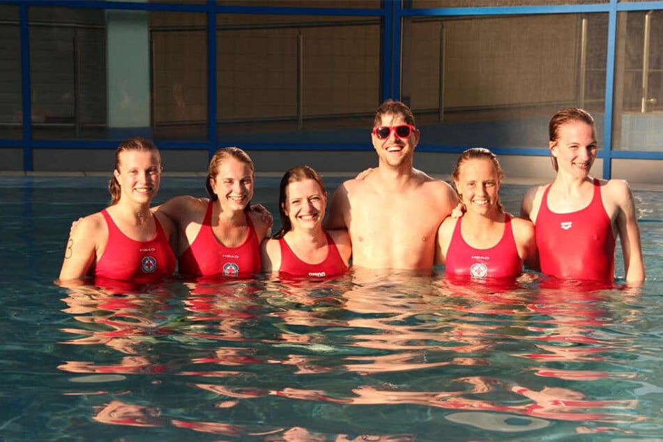 Die fünf Rettungsschwimmerinnen der DRK Wasserwacht Dresden mit ihrem Betreuer Nils Stiller und Barbara Spitz (26, r.).