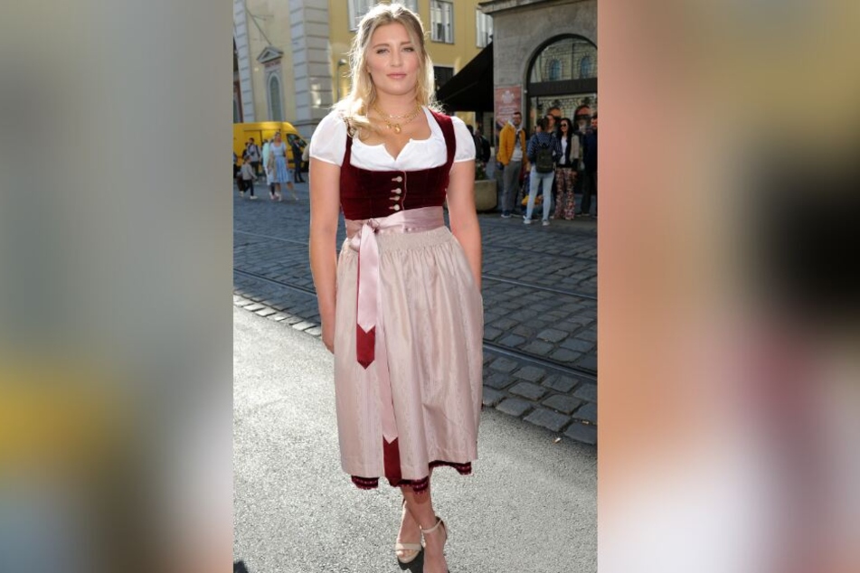 Auf dem Oktoberfest zeigt Luna, dass sie vergeben ist.