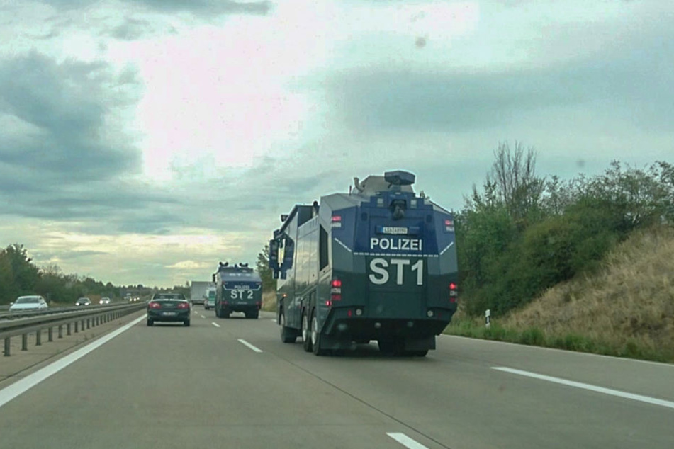 Blick auf die Autobahn 14: Mehrere Wasserwerfer haben sich am Montagnachmittag auf den Weg nach Köthen gemacht.