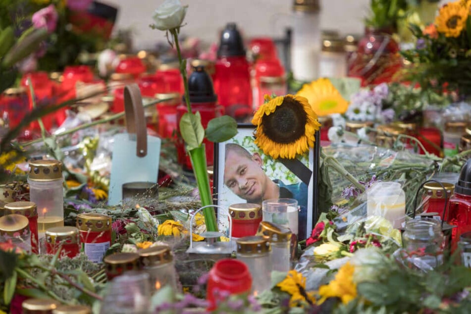 Am Tatort wurde mehr als drei Monate lang getrauert - mit Blumen, Kerzen und Kondolenzkarten. Jetzt erinnert eine Gedenkplatte im Fußweg an die blutige Tat.