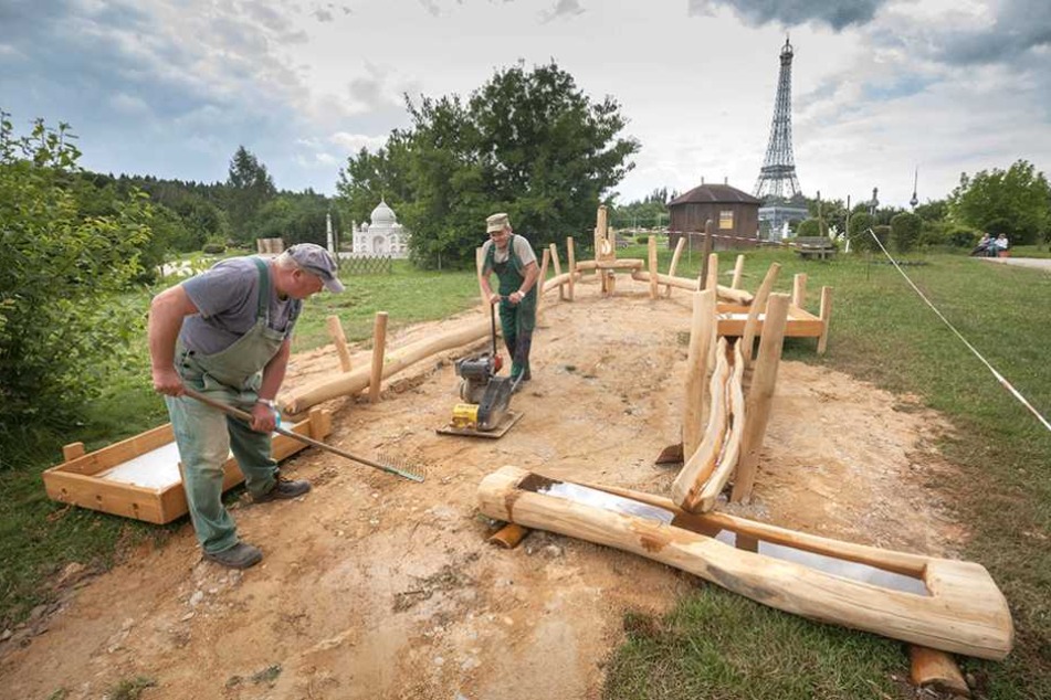 Arbeiter geben der neuen Anlage den letzten Schliff.
