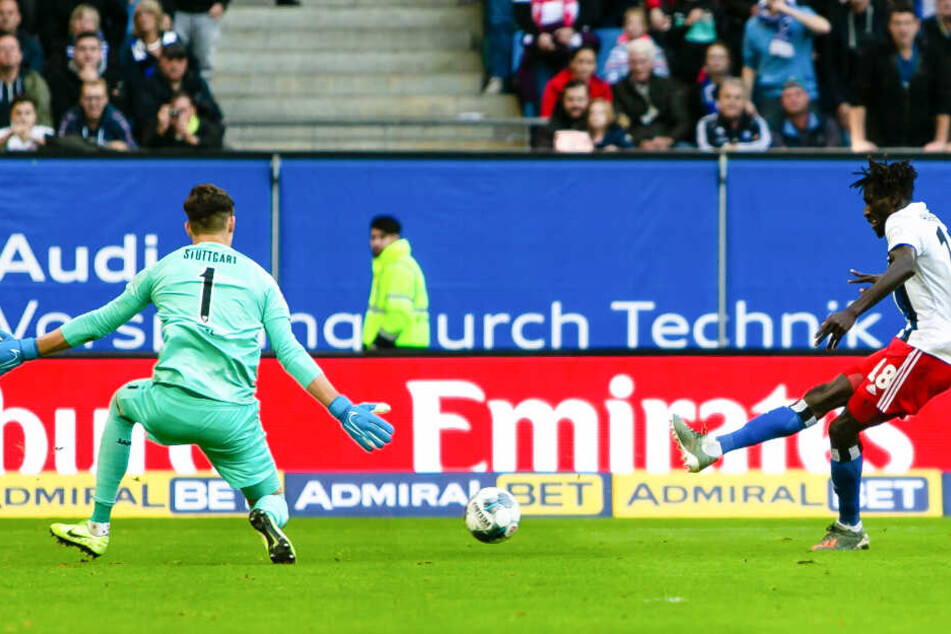 Hamburgs Bakery Jatta (r) trifft zum 2:0 für den HSV gegen den Torwart aus Stuttgart, Gregor Kobel.