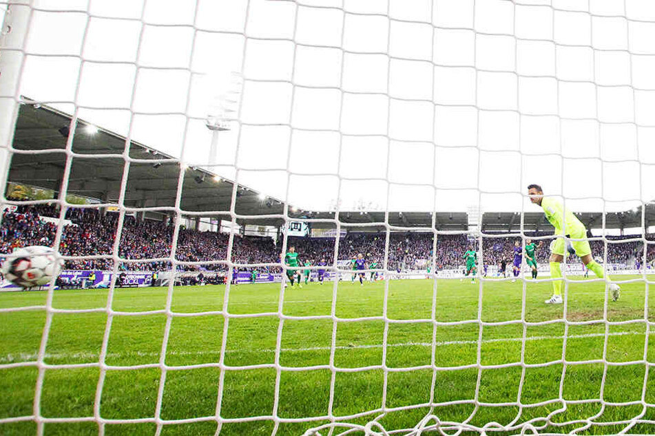 Da schlägt's zum 1:0 im Bochumer Tor ein. Philipp Zulechner hatte abgezogen, Manuel Riemann kann nur hinterher gucken.
