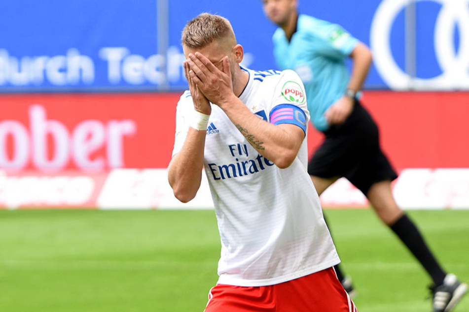 Will nach seinem Elfmeter-Fehlschuss am liebsten im Boden versinken: HSV-Kapitän Aaron Hunt.