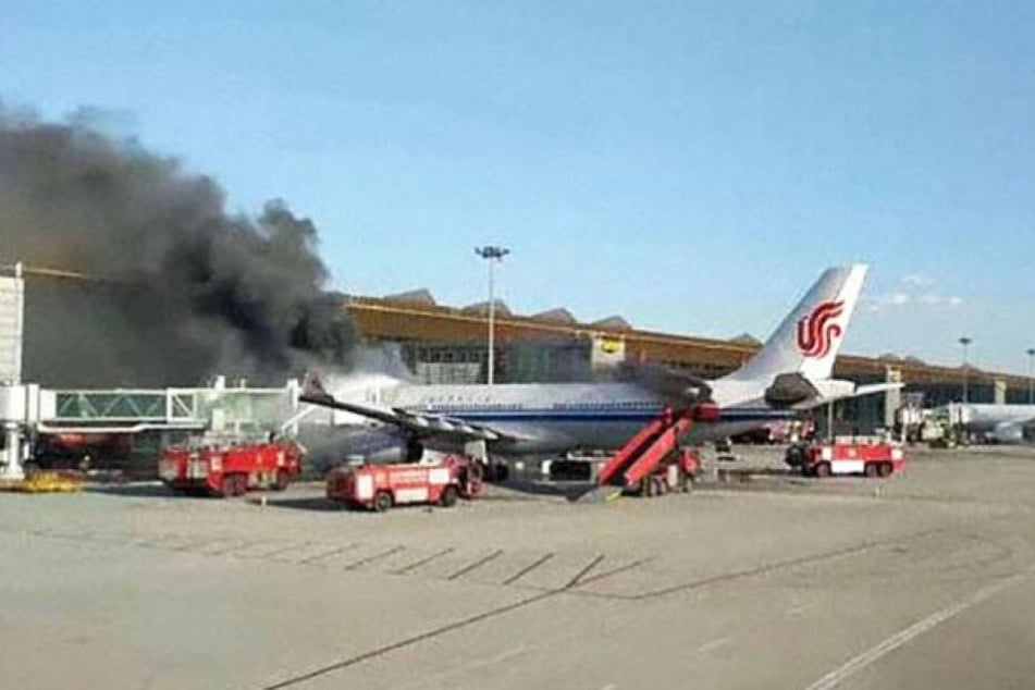 Das brennende Flugzeug stand noch am Gate.
