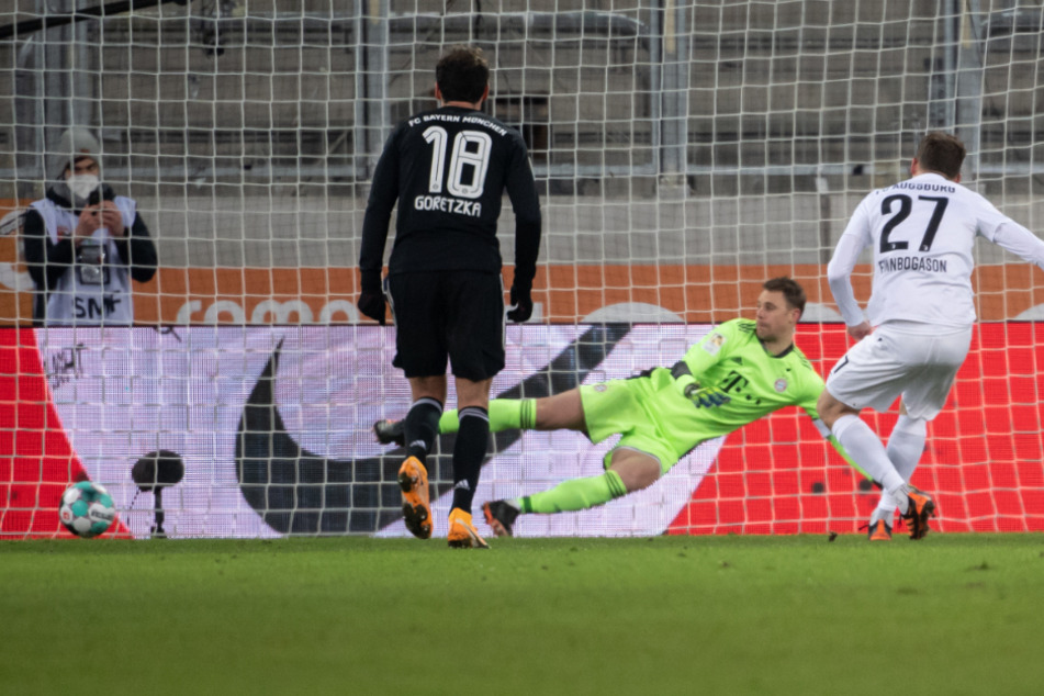 Die Riesenchance auf den Ausgleich: Augsburgs sonst so treffsicherer Stürmer Alfred Finnbogason (r.) setzt den Elfmeter an den linken Pfosten.