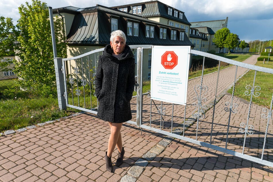 Zutritt verboten! Katharina Weyland (47) vor der Reha-Klinik in Kreischa, wo ihr Mann liegt.
