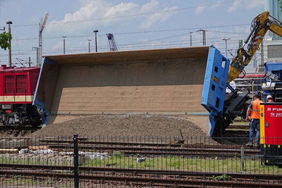Der mit Schutt beladene Waggon kippte am Vormittag von den Gleisen.
