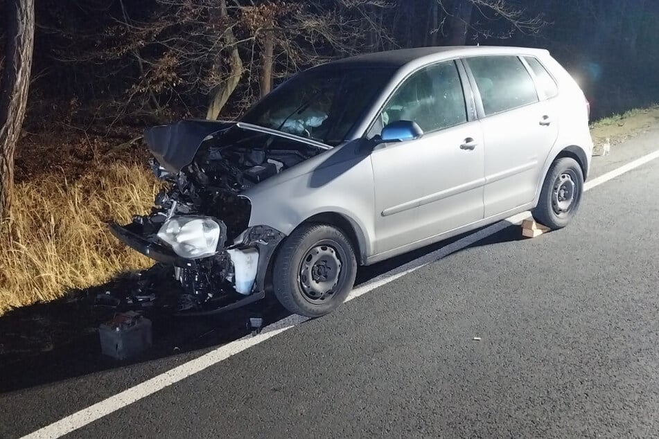 Der Unfallverursacher fuhr, ohne anzuhalten, vom Unfallort. Die Polizei hat die Suche nach ihm bereits eingeleitet und bittet um Hinweise.