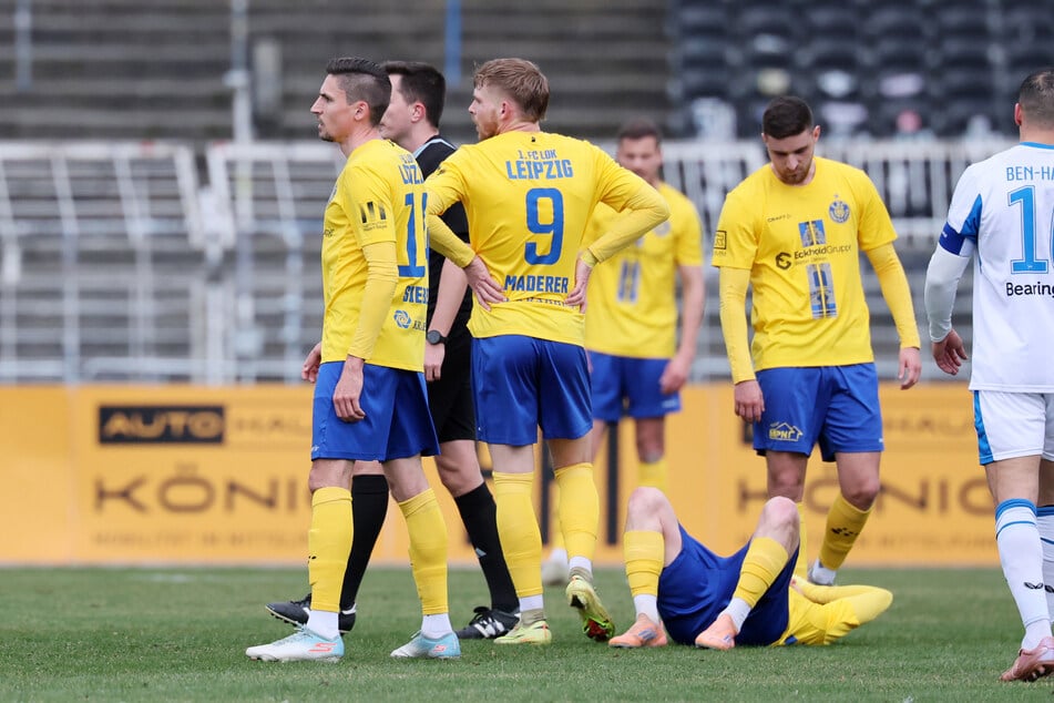Da ging nix mehr. Cevis blieb ohne Gegnereinwirkung auf dem Rasen liegen.