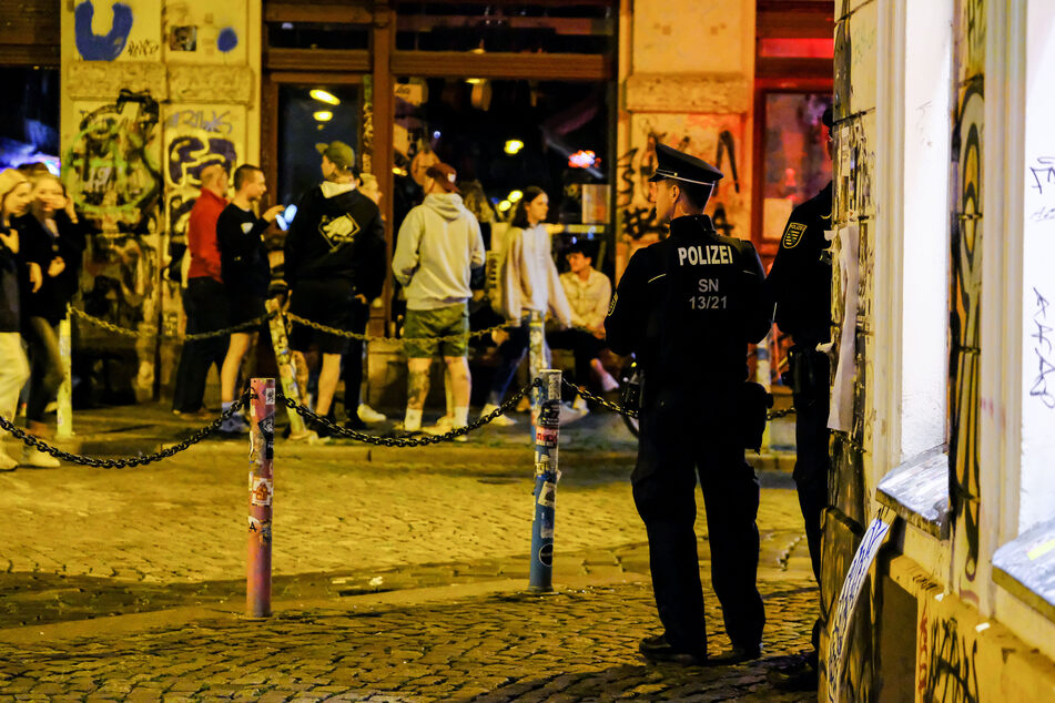 Besonders am sogenannten Assi-Eck in der Dresdner Neustadt zeigen Polizei und "Nachtschlichter" erhöhte Präsenz.