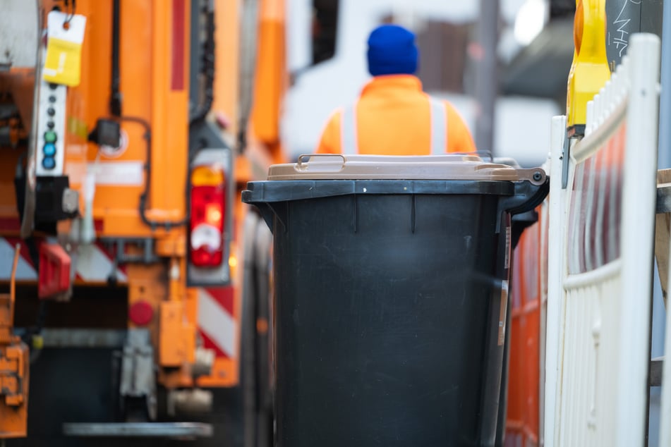 Seit Mai schreibt die Bioabfallverordnung vor, dass der Anteil an Fremdstoffen im Biomüll höchstens drei Prozent betragen darf. Wird dies nicht eingehalten, bleibt die Tonne stehen.