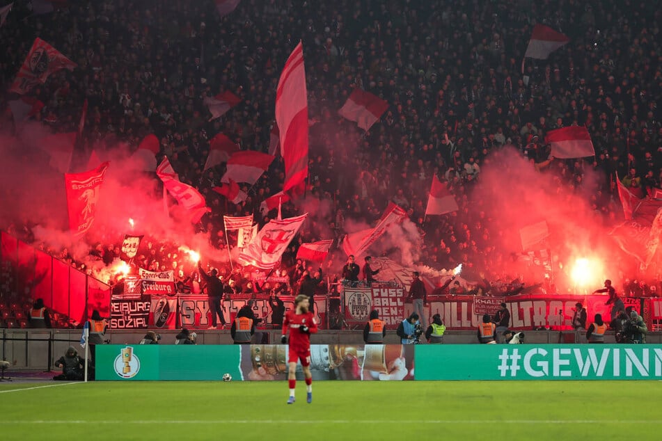 Die Freiburger Fans haben in Durchgang eins immer wieder Pyros gezündet.