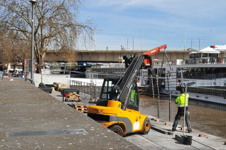 Die Arbeiten an der Rheinuferpromenade laufen. Geländer und das Pflaster wird getauscht.