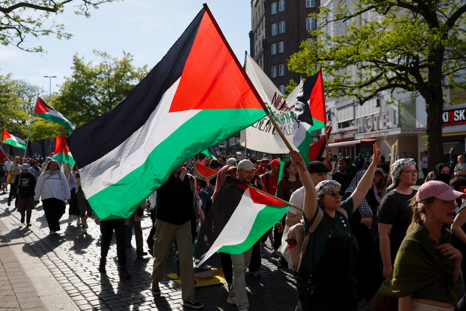 Bei "Revolutionären 1. Mai-Demo" waren auch palästinensische Flaggen zu sehen.