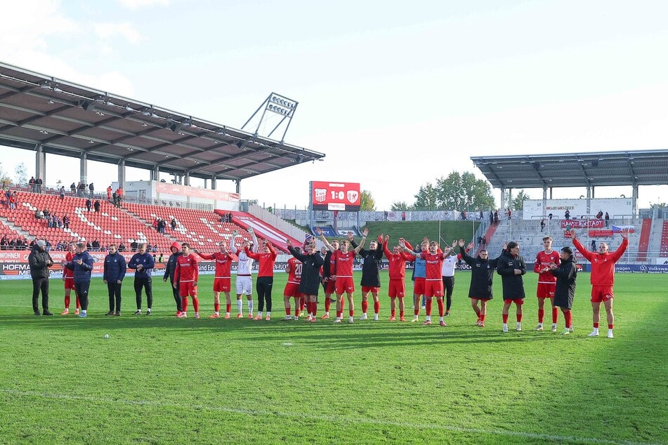 Die FSV-Spieler feierten den 1:0-Sieg gegen Greifswald mit ihren Fans.
