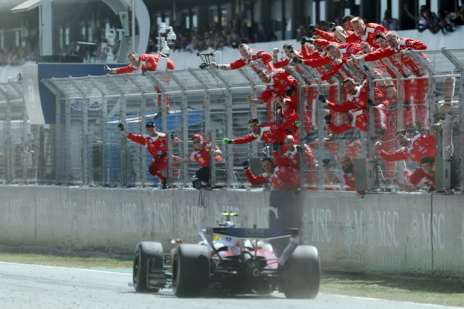 Das Team von Ferrari bejubelt den ersten Sieg von Lewis Hamilton (41) unter der Flagge der Azzurri.