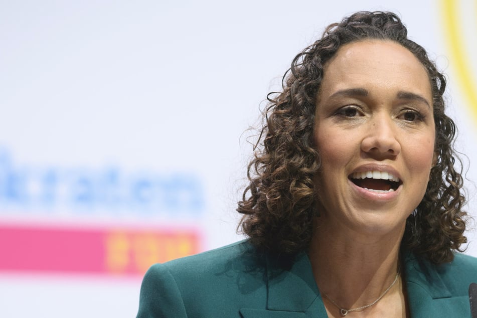 Glatze nach der Wahl? FDP-Politikerin verwettet ihre Haare