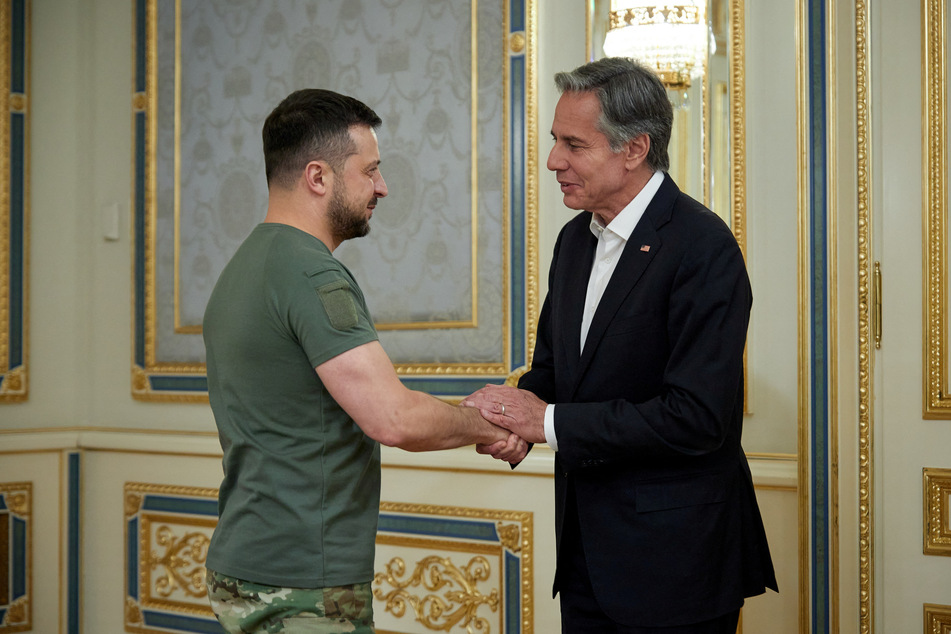 Ukraine's President Volodymyr Zelensky (l.) welcomes US Secretary of State Antony Blinken in Kyiv, Ukraine, on September 8, 2022.